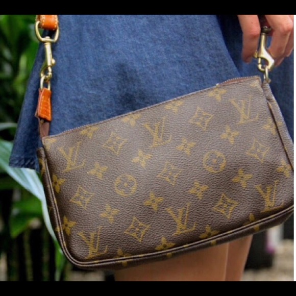 PLEASE HELP‼️Looking for a LV pochette or makeup b - Picture 1 of 4